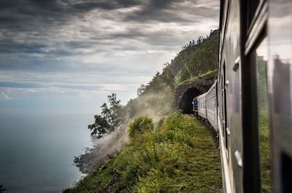 El Transiberiano es el más emblemático de los viajes en tren. Pero no es uno solo sino tres y hacen diferentes recorridos.