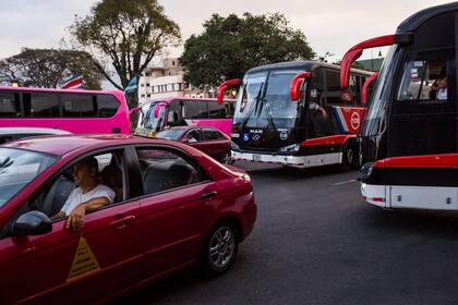El tránsito en horas pico en Costa Rica, atestado de colectivos causantes de altos niveles de contaminación