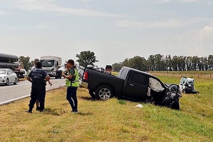 El tránsito se empieza a acumular mientras los conductores bajan la velocidad para mirar un accidente fuera del camino (Imagen ilustrativa perteneciente a un accidente real en la Ruta 5)