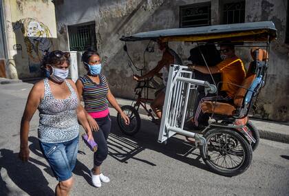 El transporte público permanece restringido y se mantienen largas colas al frente de tiendas y comercios. Aunque la escasez de alimentos y artículos de primera necesidad es una constante desde hace muchos años, el país atraviesa una de las peores crisis económicas de su historia
