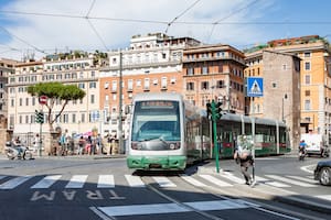 Jorge Macri analiza la incorporación de tranvías y colectivos eléctricos para mejorar la movilidad en la Ciudad