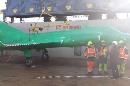 El traslado a la Base Aeronaval Comandante Espora será por tierra y estará a cargo de la empresa Compañía Americana de Transporte