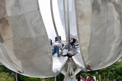El traslado de cada pétalo combinó transporte fluvial y terrestre, debieron embarcarse para navegar más de 150 kilómetros a bordo de una barcaza, a través del río Paraná y el Río de la Plata