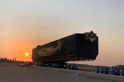 El traslado de la embarcación de 4600 años de antigüedad y que aún se conserva intacta, duró 10 horas