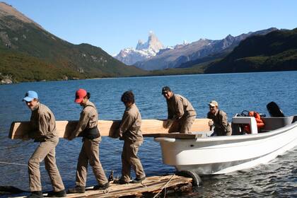 El traslado de la madera en uno de los "2.500 viajes en lancha".