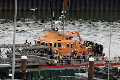 El traslado de un grupo de migrantes a Dover tras la tragedia en el Canal de la Mancha
