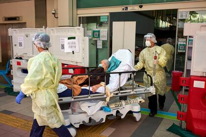El traslado de un paciente en el Princess Margaret Hospital de Hong Kong