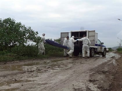 El traslado de uno de los cuerpos en la zona de las playas