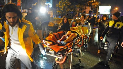 El traslado de uno de los heridos por el ataque en Estambul