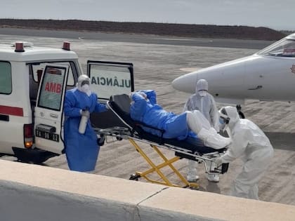 El traslado de uno de los pasajeros con un cuadro grave de hantavirus