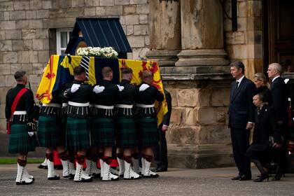 El traslado del ataúd que lleva a Isabel II en Edimburgo