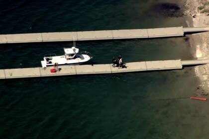Así trasladaban el cuerpo de Naya Rivera por el muelle del lago en el que la actriz pereció días atrás