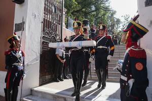 El traspaso del sable corvo al Regimiento de Granaderos se volvió tendencia en las redes