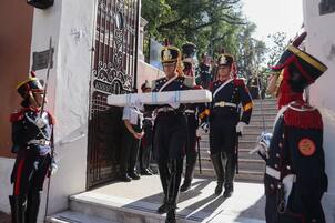 El traspaso del sable corvo al Regimiento de Granaderos se volvió tendencia en las redes