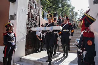 El traspaso del sable corvo al Regimiento de Granaderos se volvió tendencia en las redes