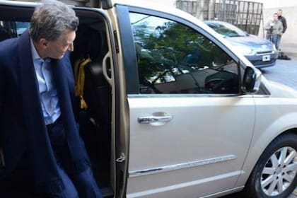 El traslado por tierra del Presidente se hace mediante tres vehículos: una Volkswagen Touareg (blindada), una Kia Carnival (antivandálica), ambas en comodato, y una Chrysler Town and Country