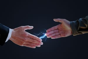 El traspaso de corriente entre una persona y otra sucede por la carga desnivelada de electrones y protones