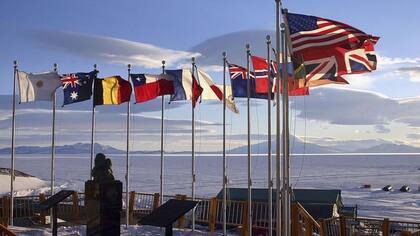 El Tratado Antártico, que fue firmado el 1 de diciembre de 1959.