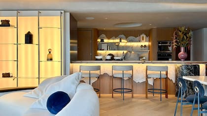 El tratamiento de los materiales acompaña la búsqueda conceptual. “Hay piedra, madera, texturas nobles, cosas que tienen presencia sin ser estridentes”.