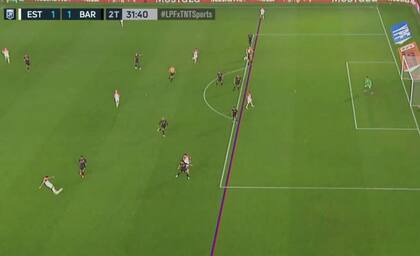 El trazado de líneas dice posición adelantada de Carrillo, pero... siempre dio la sensación de que el 9 partió habilitado por el tobillo de Jappert