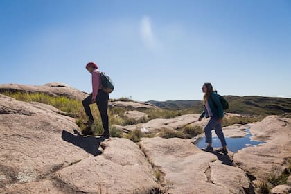 El trekking es entre la piedra, los arroyos y los juncos.