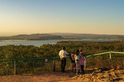 El trekking hasta el Mirador del Cerro Pistarini ubicado en la reserva natural protegida