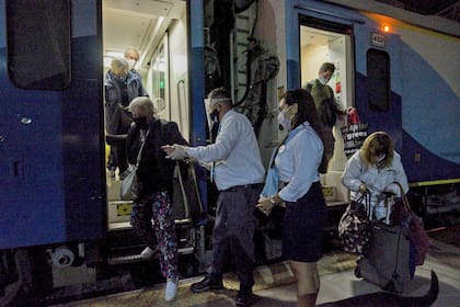 Con protocolos rigurosos el tren partió de Buenos Aires