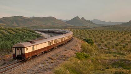 El tren Al Andalus mixtura el viaje al pasado y las atenciones del presente