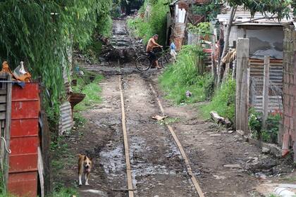 El riesgo de vivir al borde de las vías de un tren en el que hay dos descarrilamientos por día