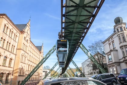 El tren colgante de Wuppertal, en Alemania, es una maravilla de la tecnología, y funciona desde 1901 sin interrupciones