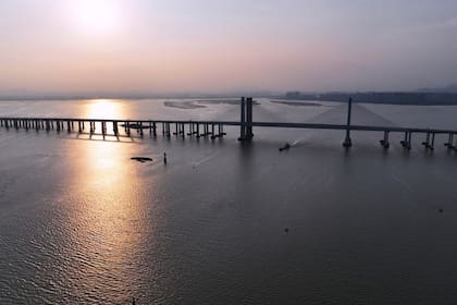 El tren de alta velocidad transatlántico más rápido de China comenzó a operar el jueves, con trenes circulando a una velocidad máxima de 350 km/h a lo largo de la costa occidental del Estrecho de Taiwán