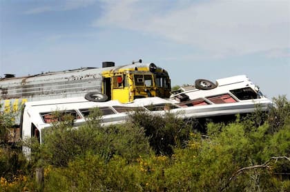 El tren de cargas embistió e hizo volcar al colectivo, al que arrastró unos 200 metros; todavía no se sabe por qué el ómnibus estaba detenido sobre las vías