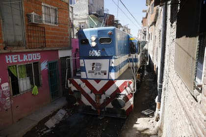 Los vecinos deben cerrar todas las rejas que dan al exterior para que el tren no las arrastre