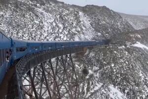 El Tren de las Nubes, rodeado de nieve: el impactante video del recorrido.