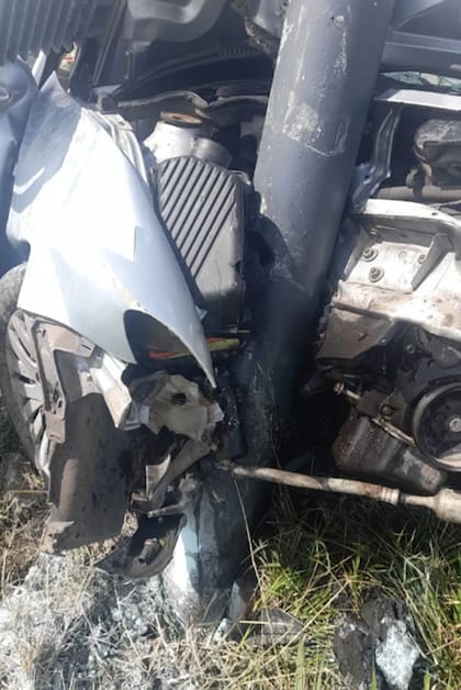 El tren delantero del Volskwagen Gol gris, quedó completamente destrozado.