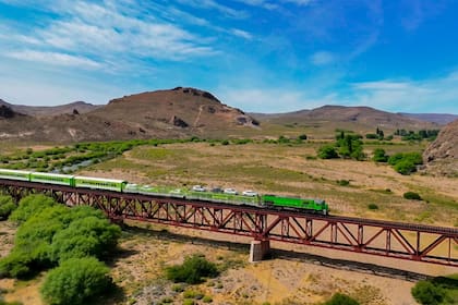 El tren entre Viedma y Bariloche lleva siete coches y dos bandejas para automóviles