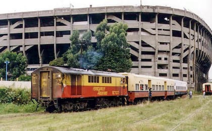 El tren Ferrosur del Roca avanza a centímetros de la Bombonera