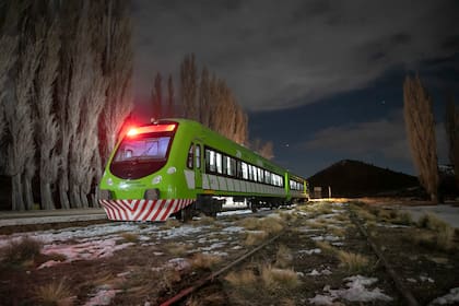El Tren Patagónico avanza en la noche del territorio rionegrino
