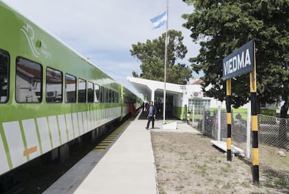 El Tren Patagónico tiene un recorrido que va desde Viedma hasta Bariloche, con una duración de 19 horas