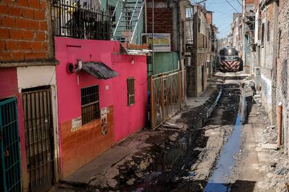 El tren que pasa por medio de la villa 21-24