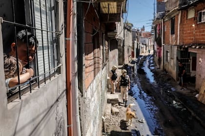 "En los barrios los casos están creciendo porque hay un gran intercambio con el resto de la ciudad", dice el padre Toto, párroco de la villa 21-24