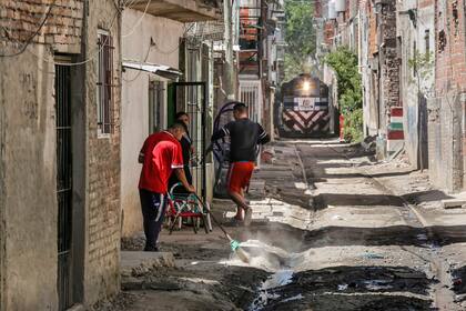 Cuando el tren se aproxima tiembla el suelo y se mueven los objetos dentro de las casas de los vecinos