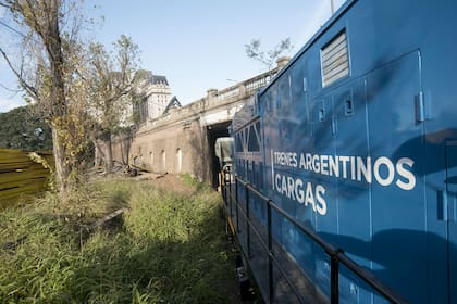 El tren se mete al túnel por detrás de la Casa Rosada