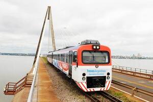 El tren sobre el puente internacional Roque González de Santa Cruz