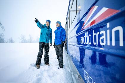 El tren transita a través del histórico puente Hålogaland, cerca de donde se libró la batalla de Narvik en 1940