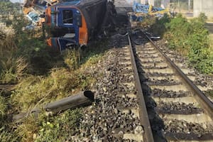 Al menos 22 personas murieron después de que una grúa se derrumbara sobre un tren de pasajeros