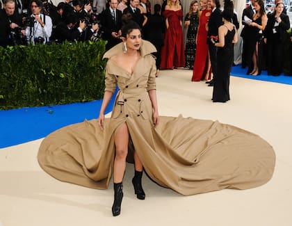 El trench-vestido de Priyanka Chopra que fue tendencia en la Met Gala