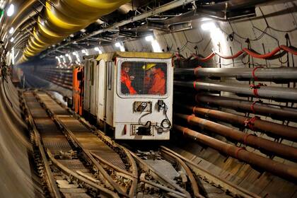 El trencito que transporta a los obreros por el emisario