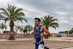El triatlonista argentino Mateo Bustos Pecaut, quien se confió en la línea de llegada de la carrera de Sagunto (Valencia) y terminó segundo.