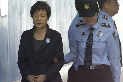 El tribunal de apelación de Seúl condenó a fines de agosto a la ex mandataria por el escandalo de corrupción que, incluso, provocó su destitución el año pasado